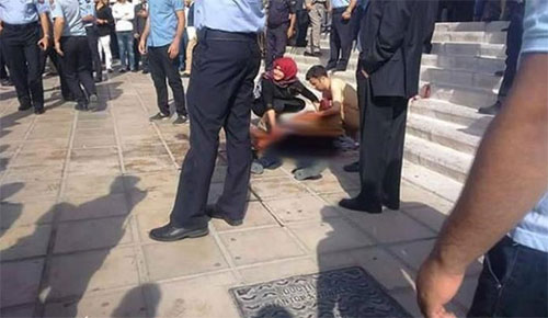 el cuerpo de Nahed Hattar en la escalera del palacio de justicia en Amán Asesinan a la “libre expresión” frente al palacio de justicia en Jordania